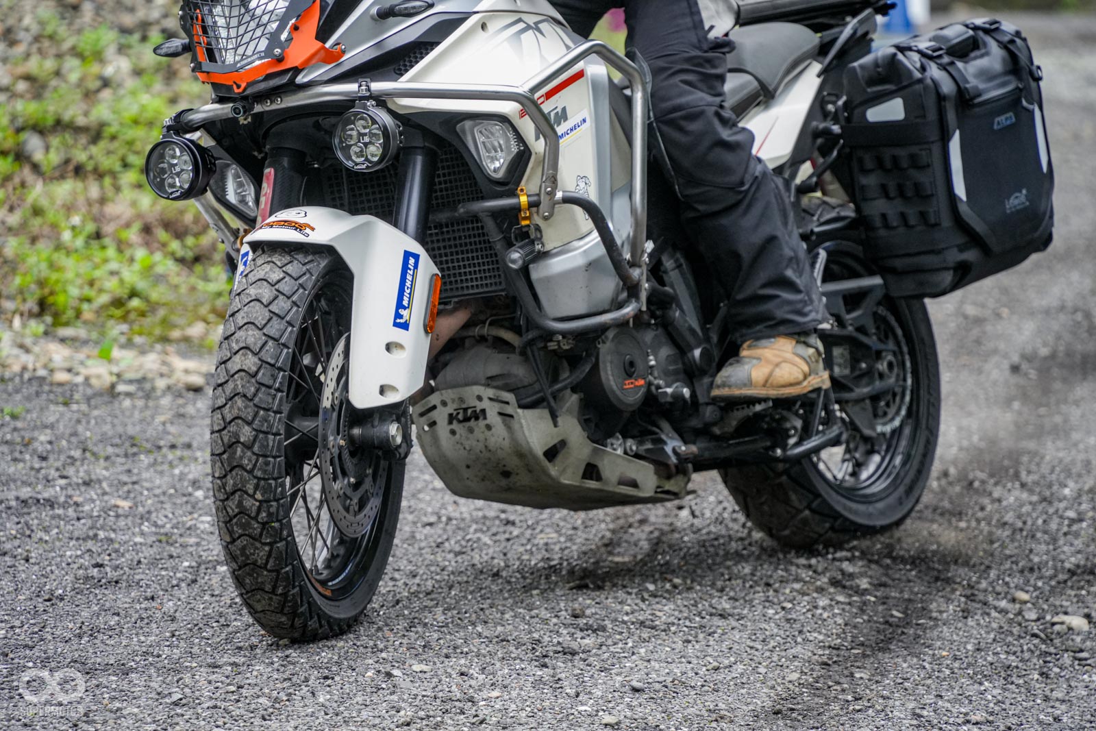 作為一條20%越野的冒險胎,Anakee Adventure 2在鬆軟砂石路面上的表現已經算是可圈可點!