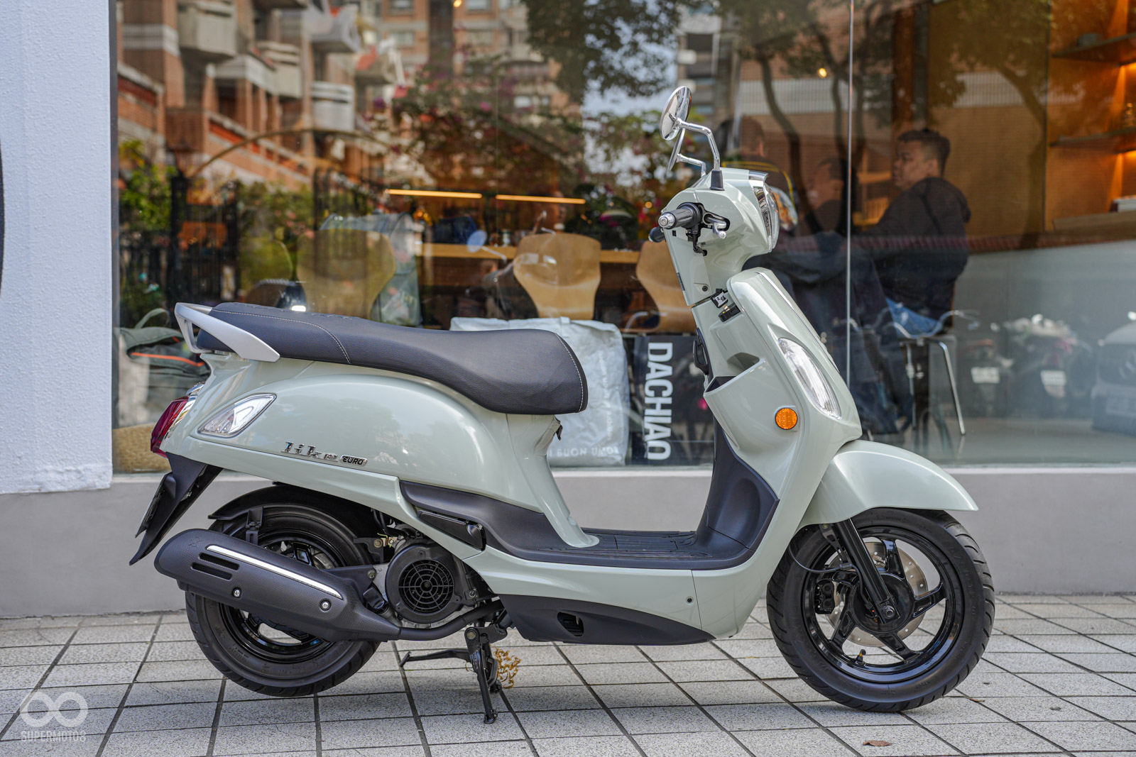 座墊長度加長至 725mm,原廠強調這是全台最長;後扶手升級鋁合金製品