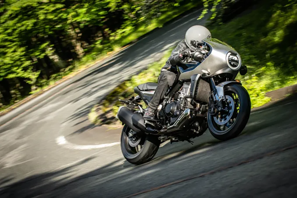 採用AFRICA TWIN引擎的科技復古咖啡HAWK 11