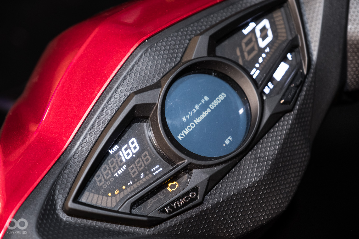 Noodoe系統與Racing S儀表板結合的非常巧妙，並沒有一絲的不協調，線條質感也與車體同調，在設計上應是下了一番功夫