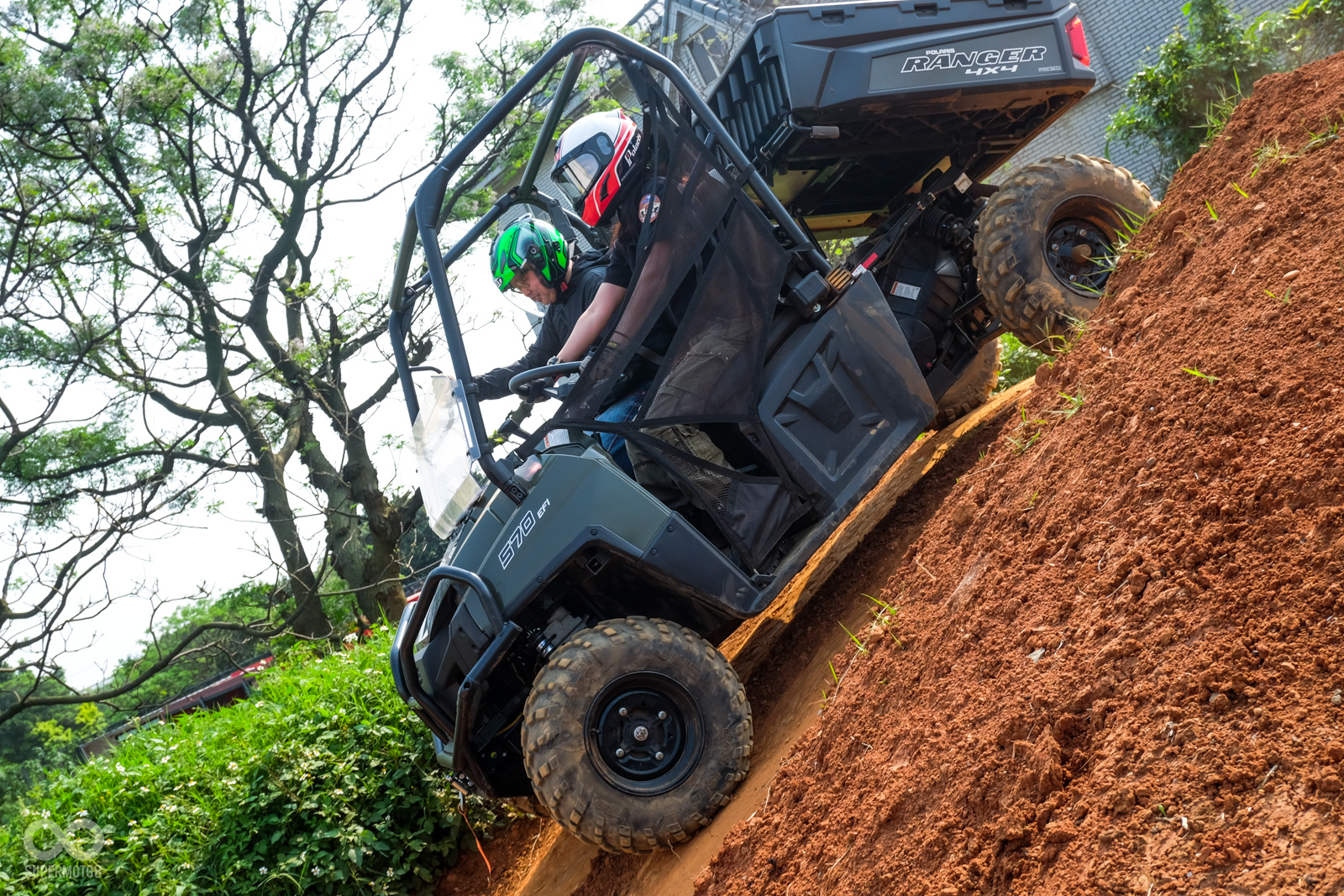 POLARIS的ORV車款在越野的性能表現真的相當強悍，踩著煞車也能穩穩地停在30度的陡坡上頭