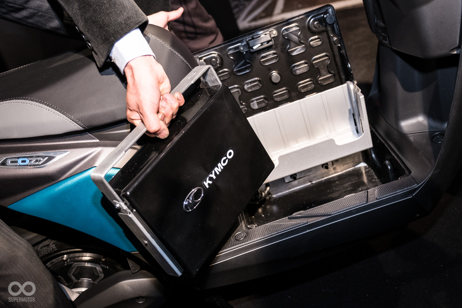 電池採可抽換設計，方便使用者充電