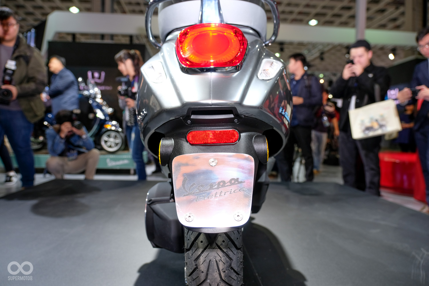 Vespa Elettrica主打環保與科技，LED燈組當然沒有在車上缺席。