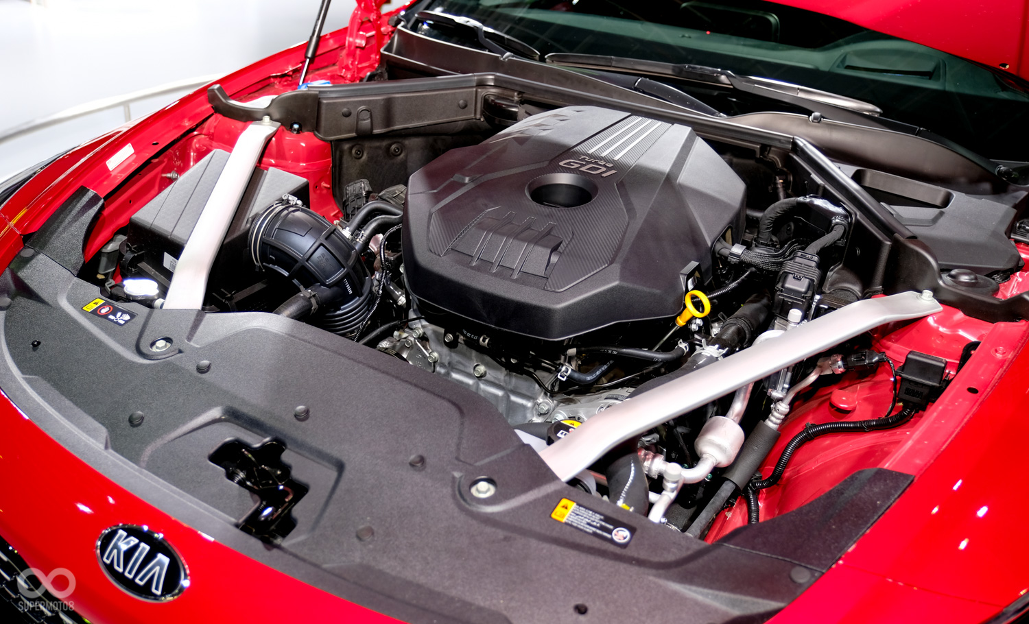 雖然是低階版本，但是255匹的動力在道路上已綽綽有餘。