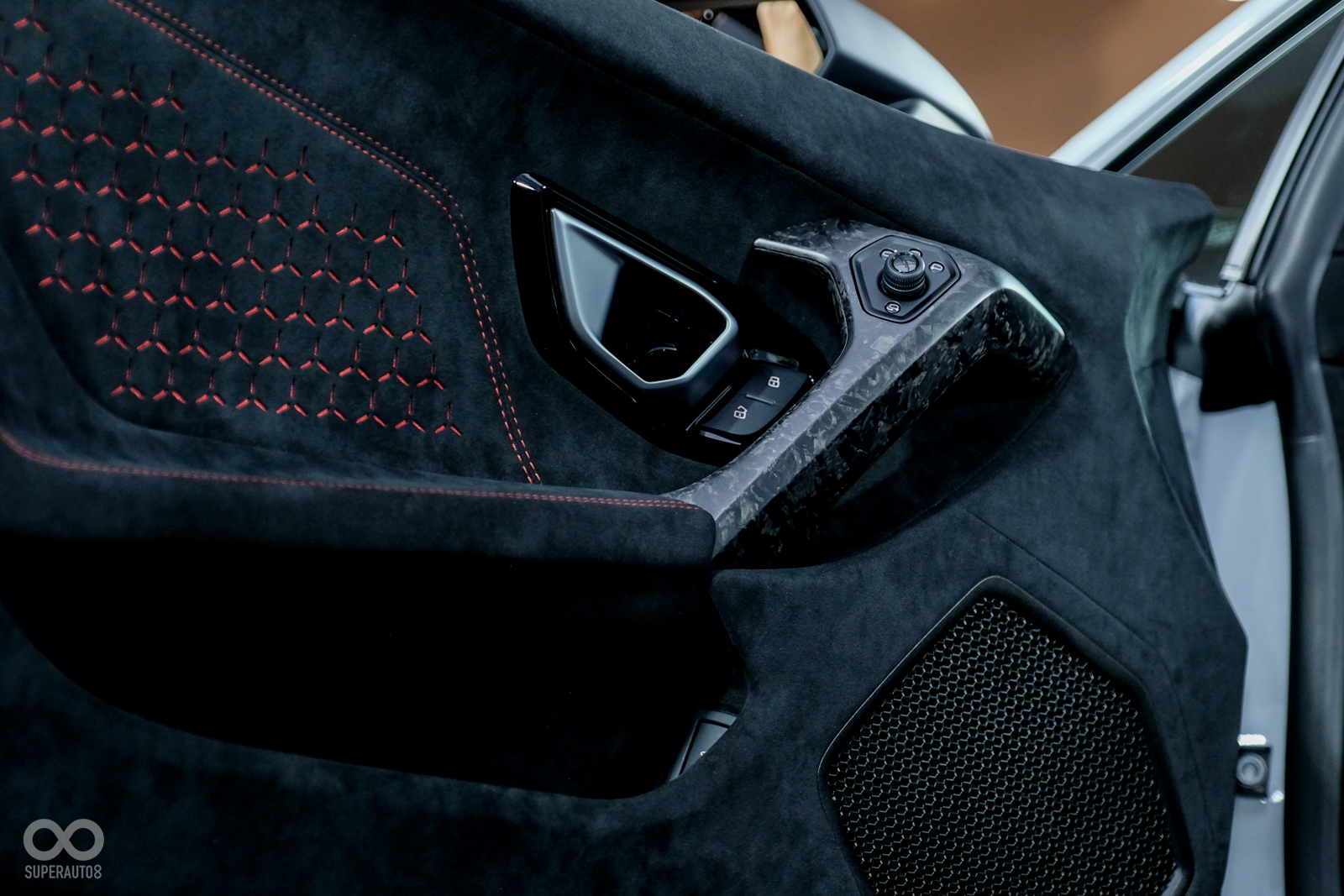 內裝也可看見鍛造複合材料的蹤跡