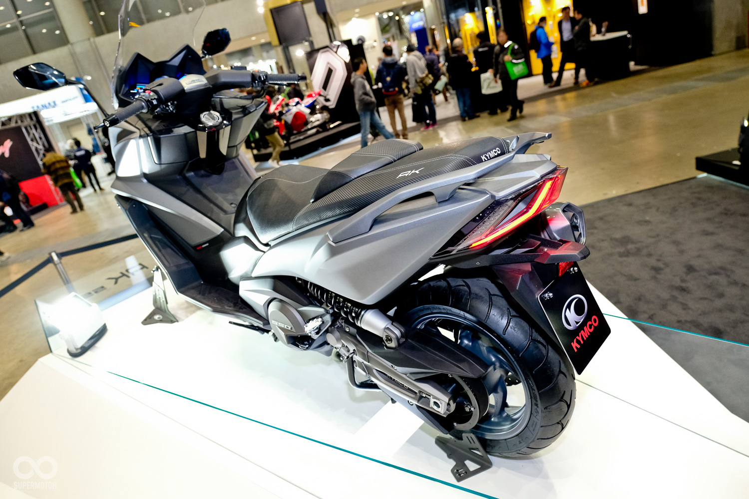 雖然我們觀看實車多次，但銀灰色AK550搭配上前後俐落的光導飾條，依舊耀眼