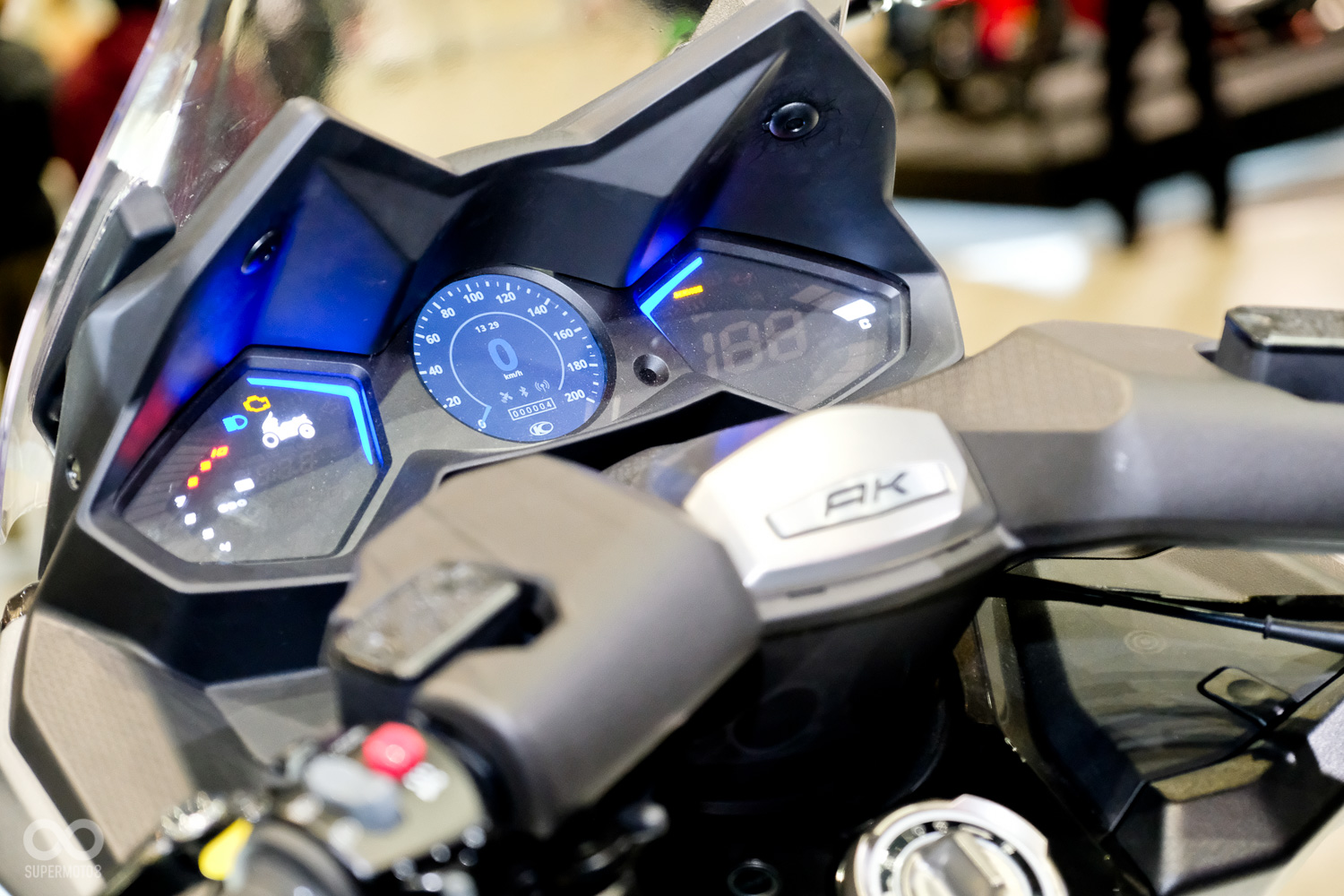 由現場主持人與KYMCO女郎，為日本觀展民眾詳細介紹AK550