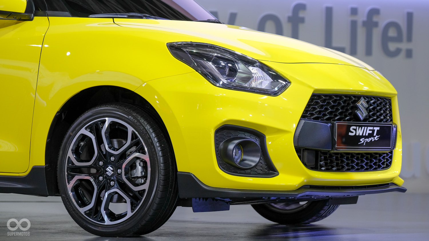 透過最後一組照片可以明顯看出保桿造型的差異。