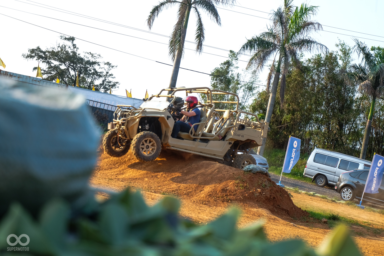 比起前面兩款SxS車型，MRZR 4更長的車身軸距，需要注意更多的路線選擇和技巧