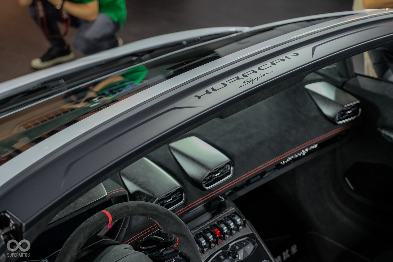 Huracán Performante Spyder前擋玻璃上方有著專屬字樣