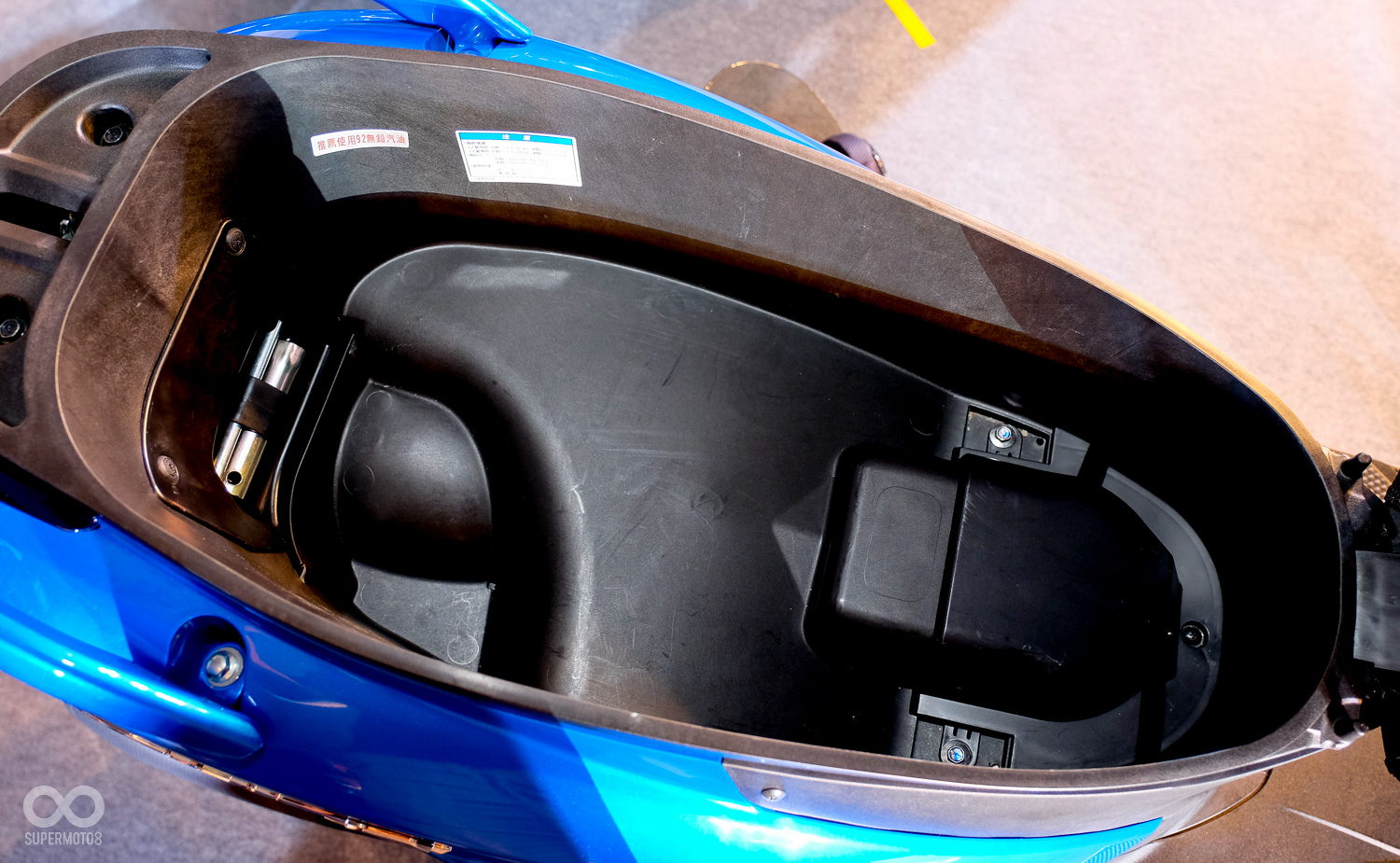 37.5公升超大置物空間，可以裝得下兩頂3/4安全帽，一整顆大西瓜都放得進去