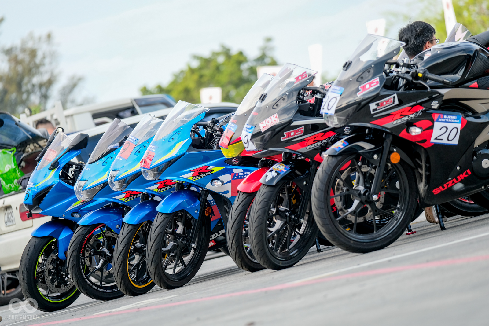 一字排開的Suzuki車輛,在太陽下非常亮眼