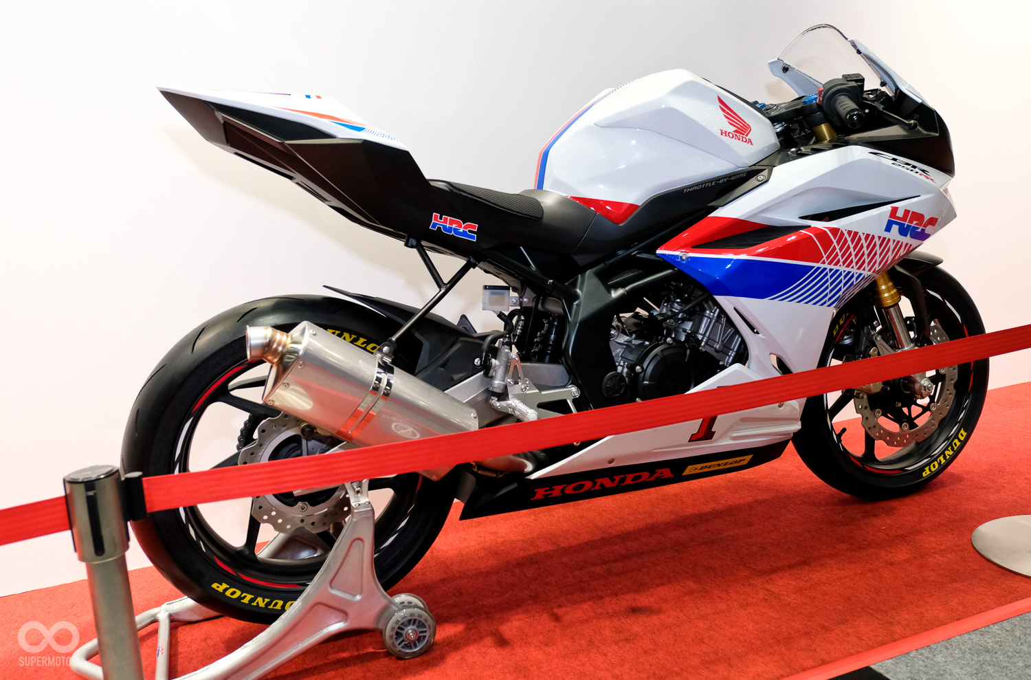 席捲東南亞的全新輕檔車CBR250RR HRC賽事版本，也於現場展示，尖銳俐落的車身線條造就出凶惡的車輛造型，現場看真的不覺得它只是一輛250跑車