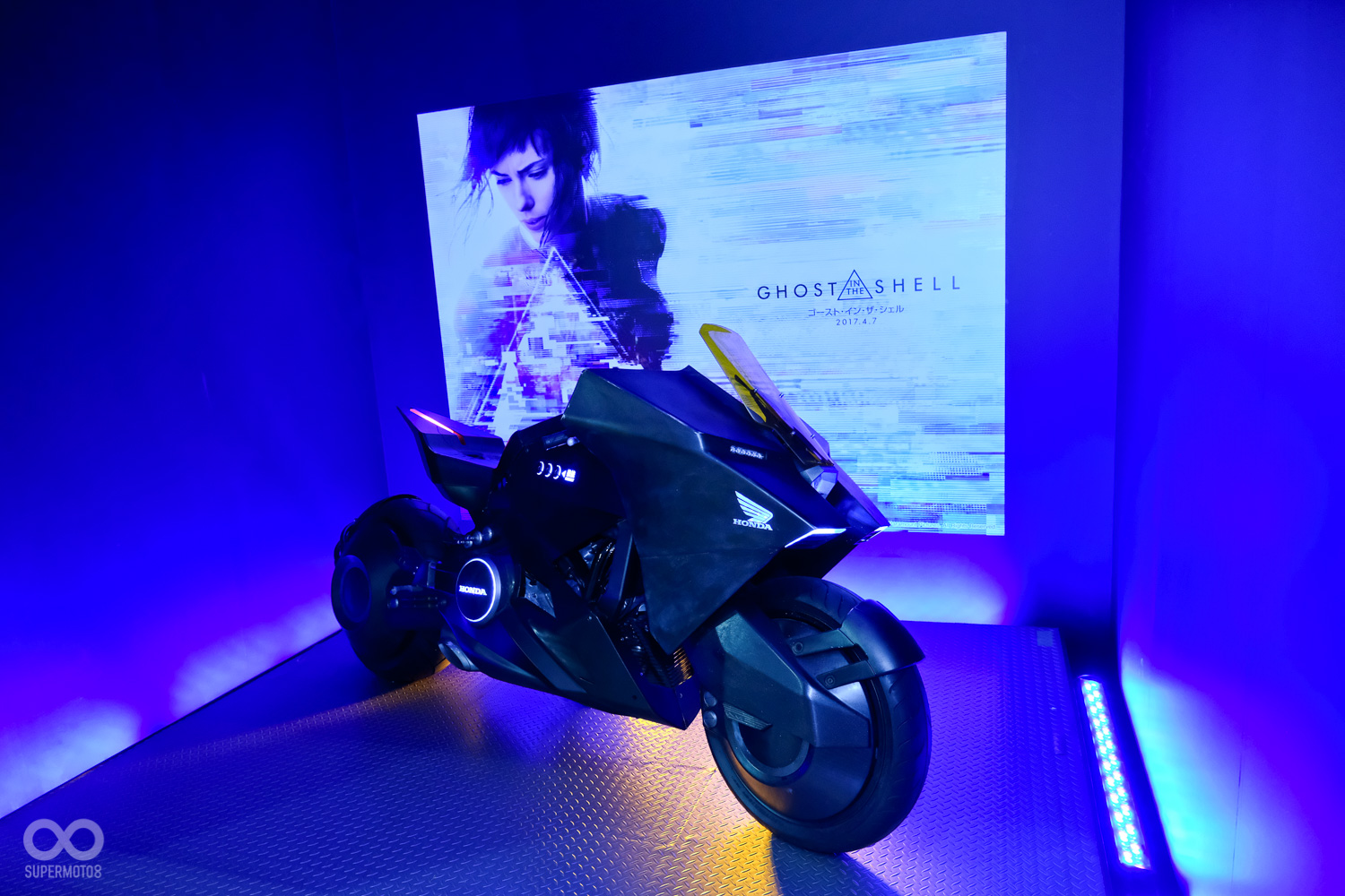 往內拍，整體營造的電影氣氛相當濃厚