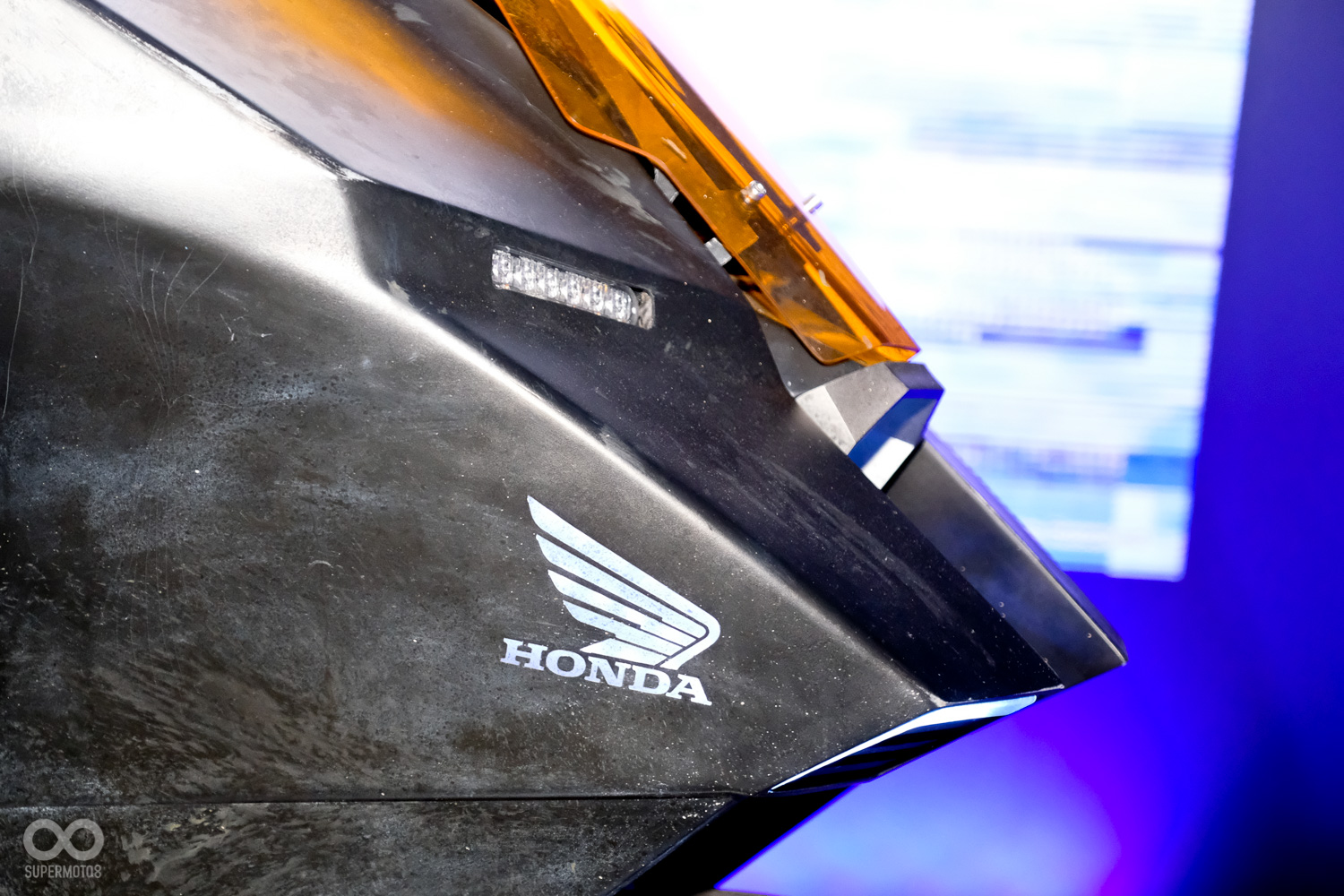 近看車身材質，其實就可以輕易辨別出這是輛道具車