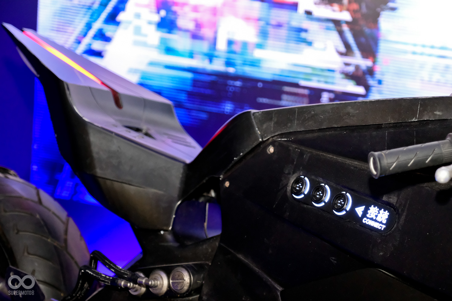 車身上的接口搭配漢字，科幻味十足