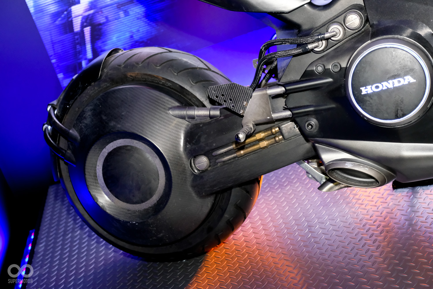 前輪保留了卡鉗概念，在前後輪殼上使用上大量的碳纖維紋路