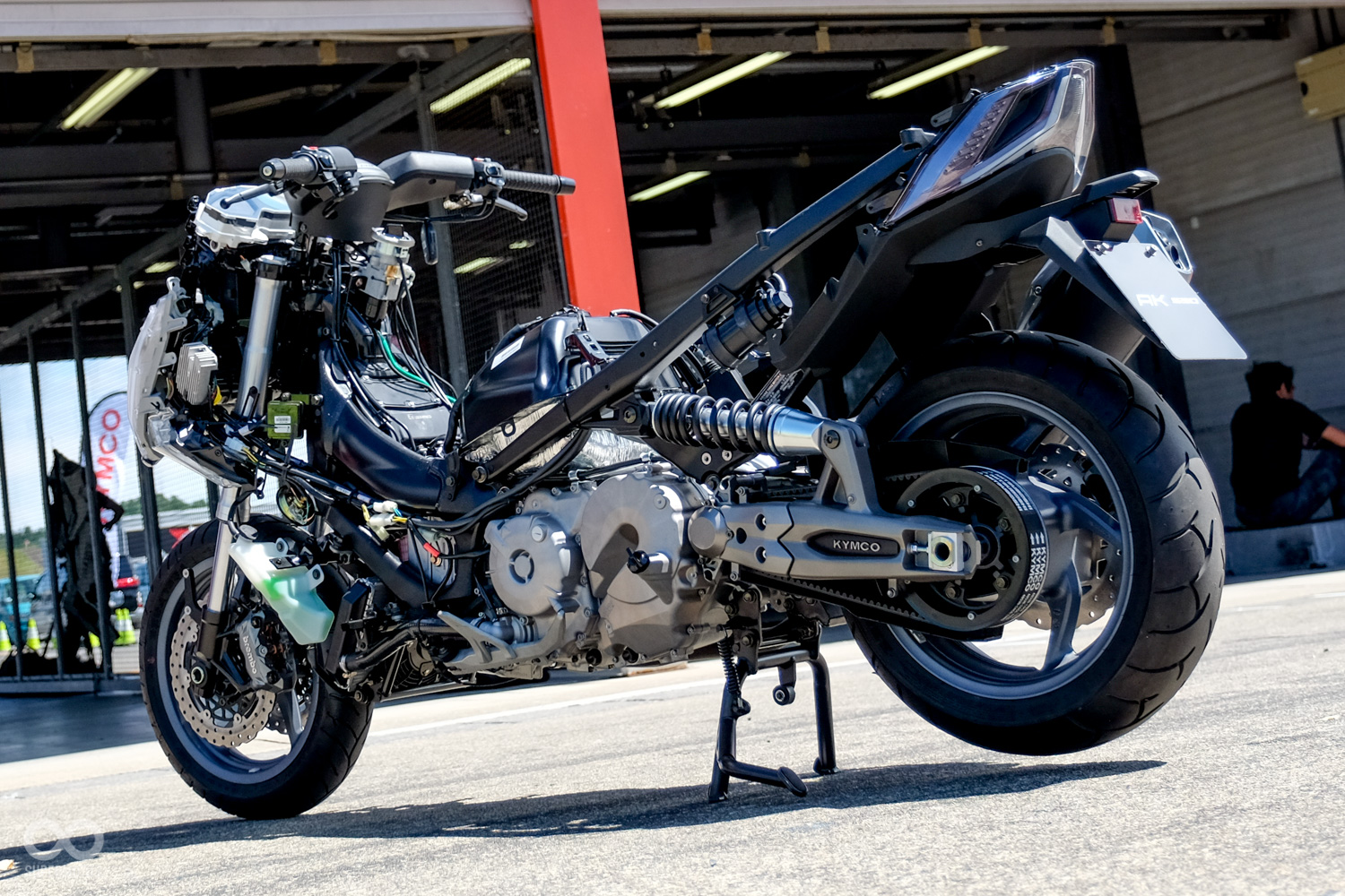 AK550的車架並不是一體成型,而是將主車架與副車架分別鎖附在引擎上,連結鵝頸的部分則使用了跑車上常見的環抱式設計,在輕量化與高剛性之間取得平衡