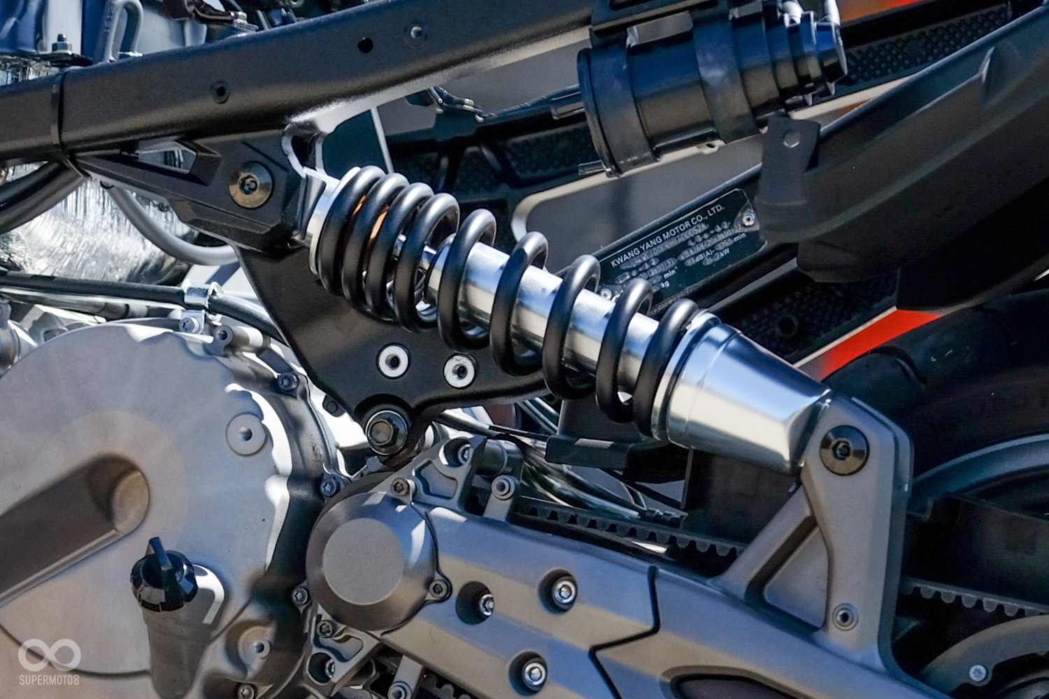 AK550的車架其實是不對稱的,在避震側的結構有特別加強,中央也有橫桿設計,讓車台受力得以均勻分散