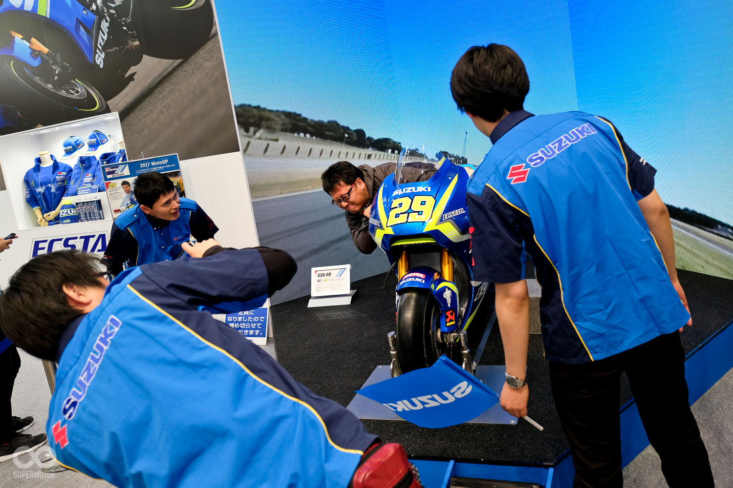 去年表現相當優異的MotoGP戰車，在現場也提供相當有創意的車迷朋互動體驗。利用投影賽道影片效果，創造出參與在賽事中的有趣畫面