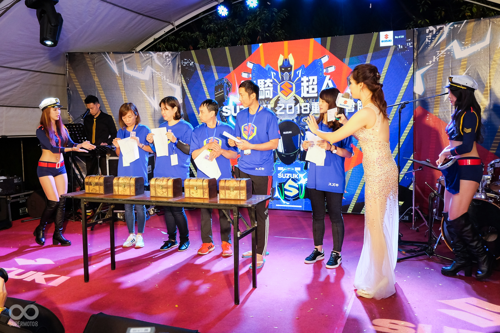 最後由五位競爭者,來隨機開啟寶箱,其中兩個寶箱內裝入了兩台大獎的車鑰匙