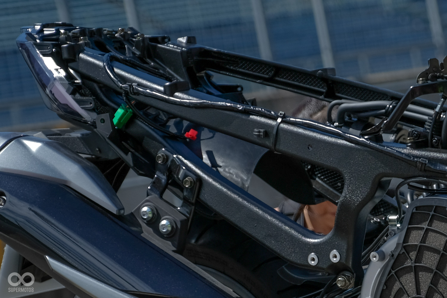 從這角度能看到,鋁合金鑄造的車架內部有適當的鏤空偷輕,維持剛性並且減少車重,而排氣管的鎖點則是直接與車台相連,大幅減少共振異音