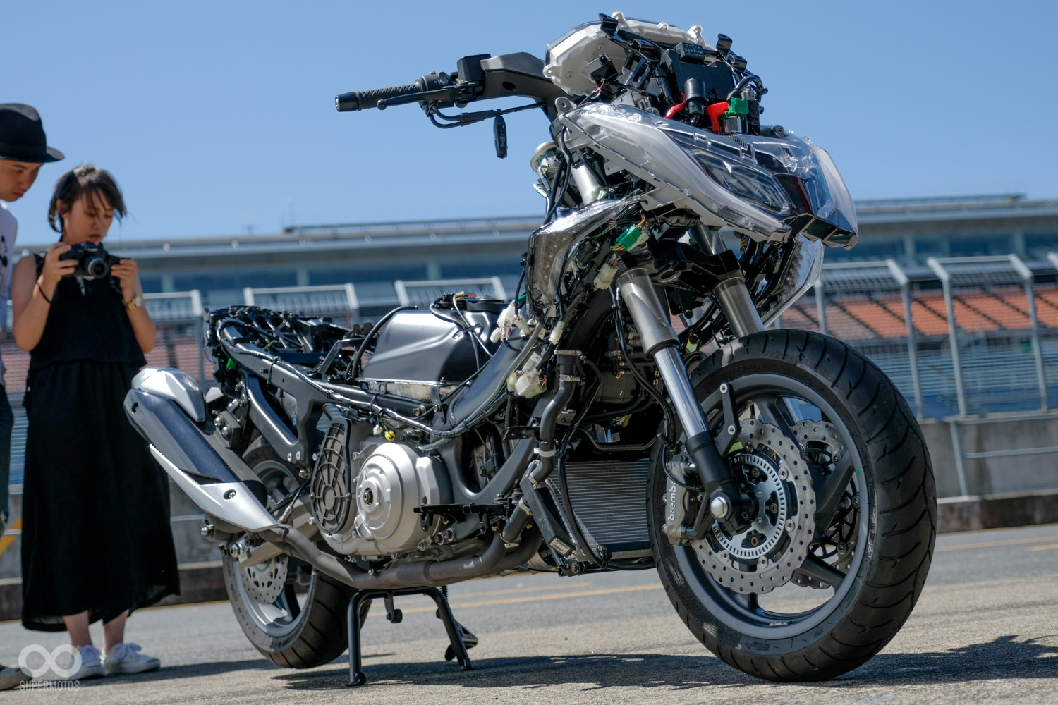 為了達到精準的配重,AK550的電瓶並不是放在車身中央,而是放在車頭