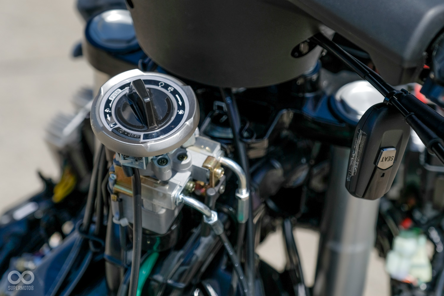 Keyless飾蓋拆除後,下方便是鎖頭,因為複合了感應器,整體的體積較大