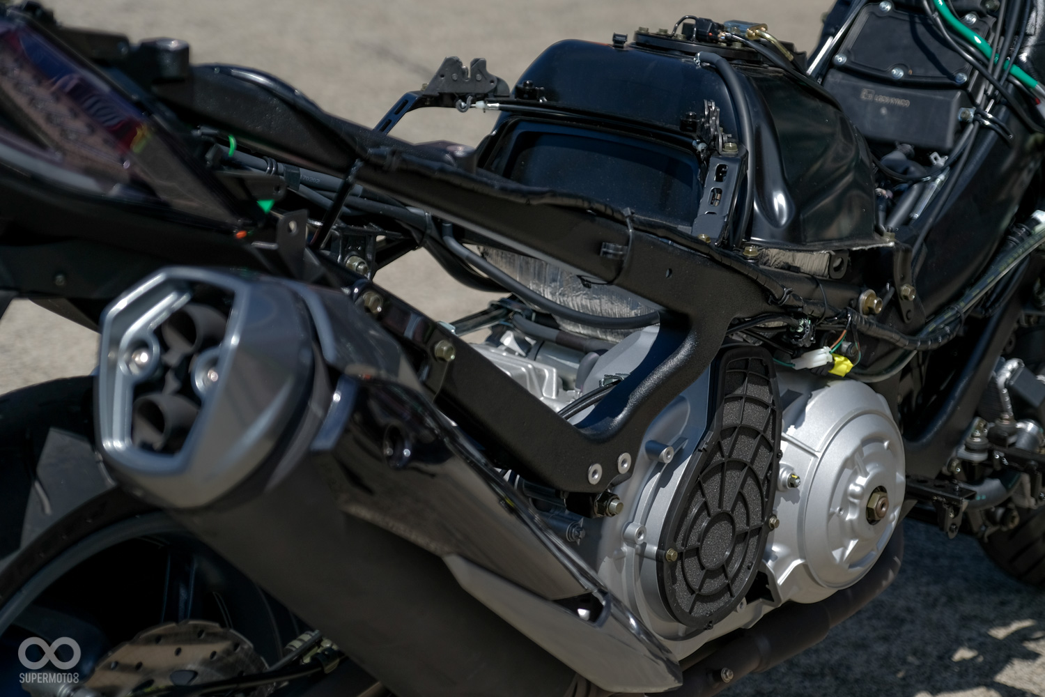 而從這個角度能看到,車輛的重心非常集中,多落在引擎的上方,而這同時也是騎士所乘坐的位置,這樣的重心分佈思維與運動型車款如出一徹