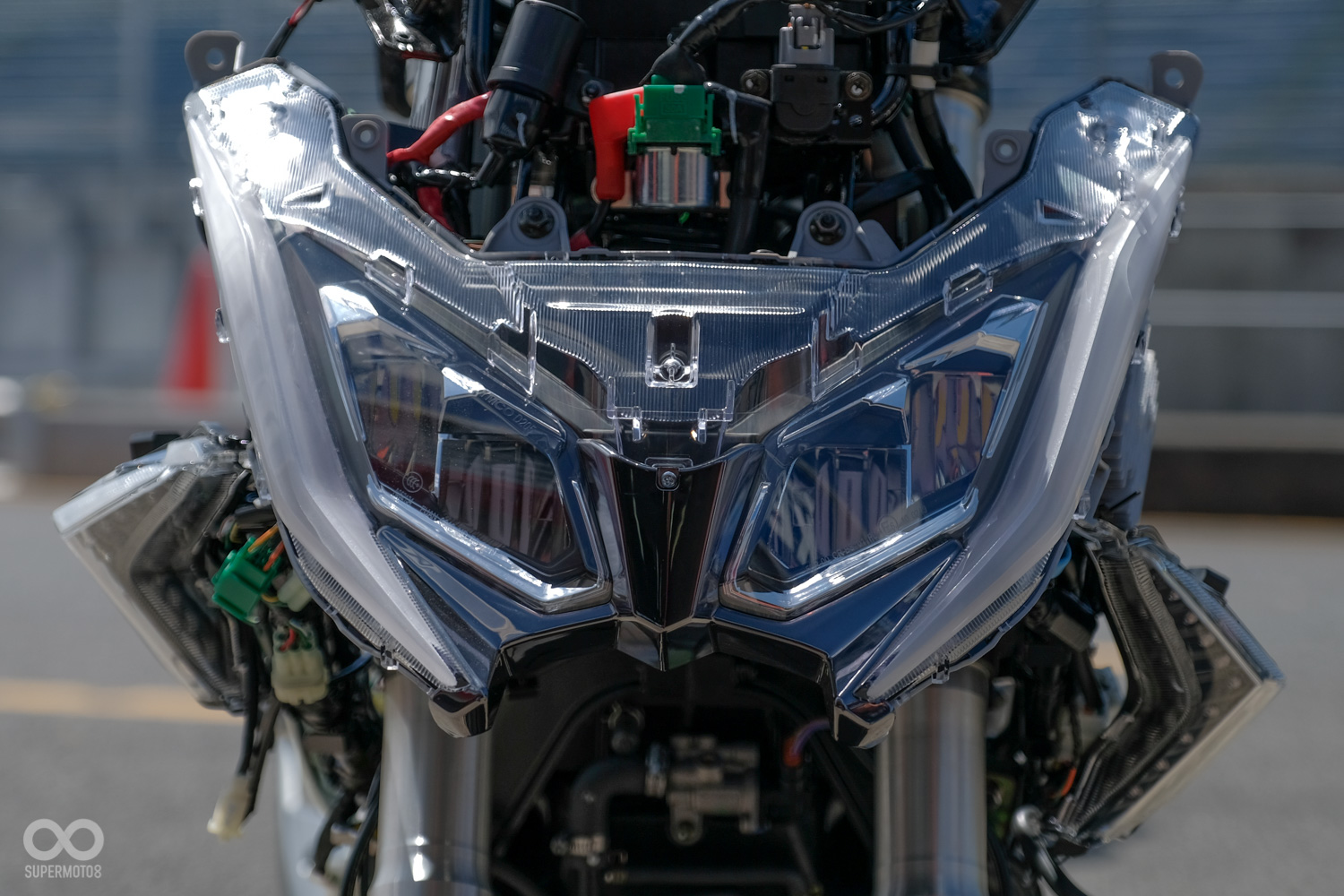 頭燈的LED燈具是一體化的模組式設計,這意味著更好的密合度,但若事故後要更換,想必會是不小的花費