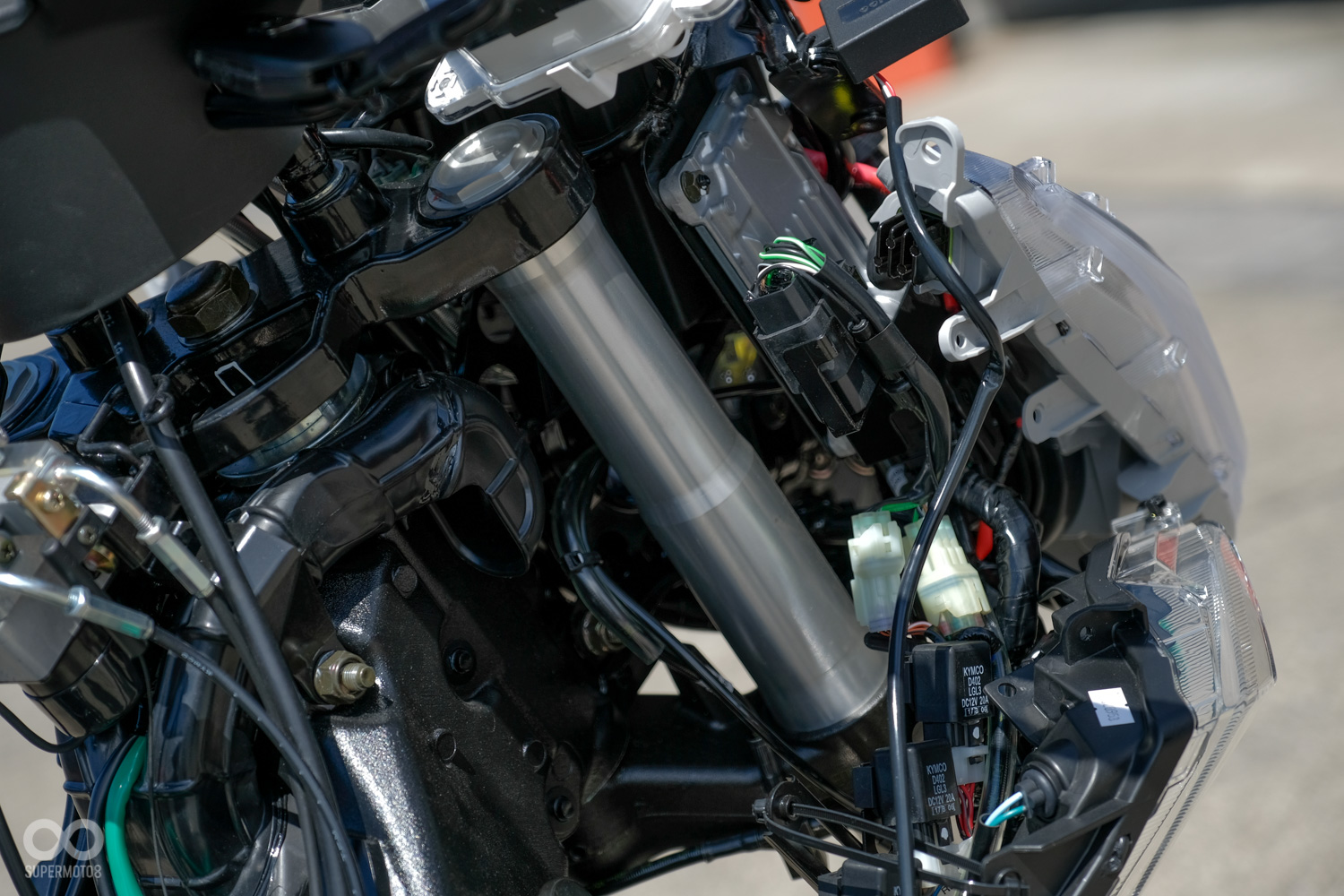 三角台的設計中規中距,從空間來看若要升級為43mm的前叉應該也沒有問題,而空濾的進氣導管也是在這,分列於鵝頸的兩側