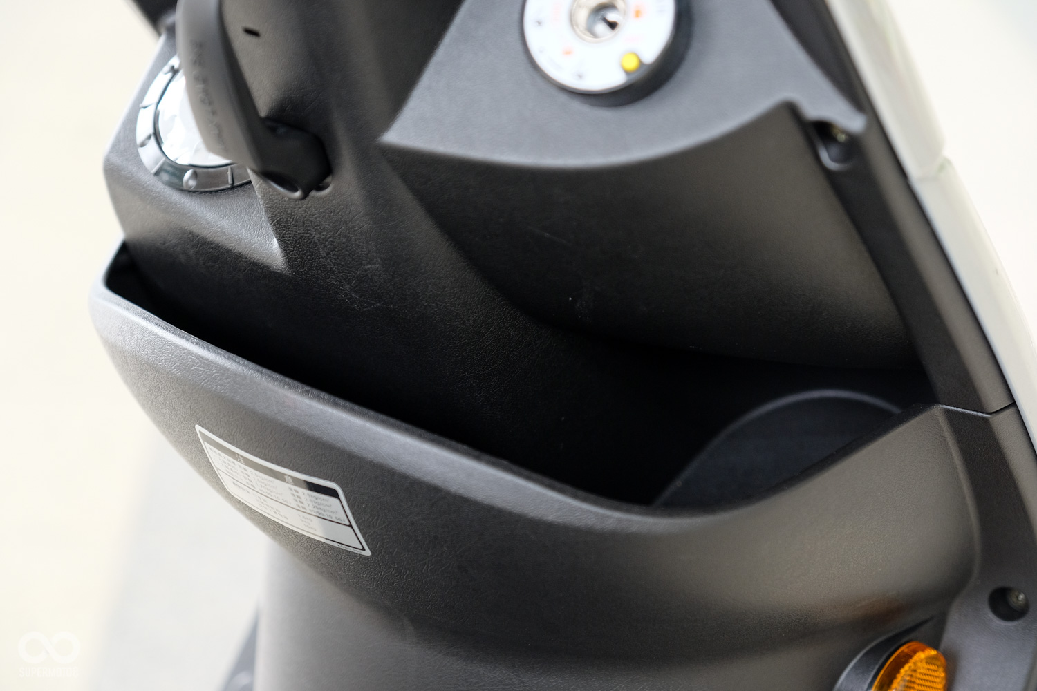 前置物盒可輕鬆放入600c.c.寶特瓶與一套兩截式雨衣