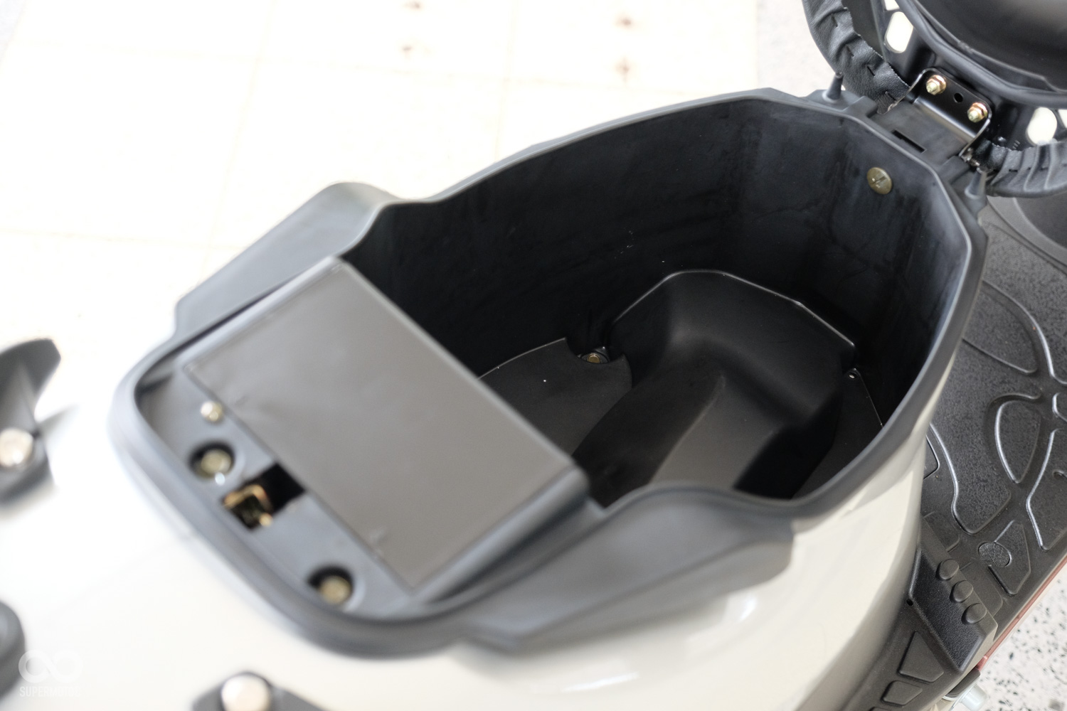 車廂空間不小,能輕鬆放入一頂大帽體的3/4安全帽