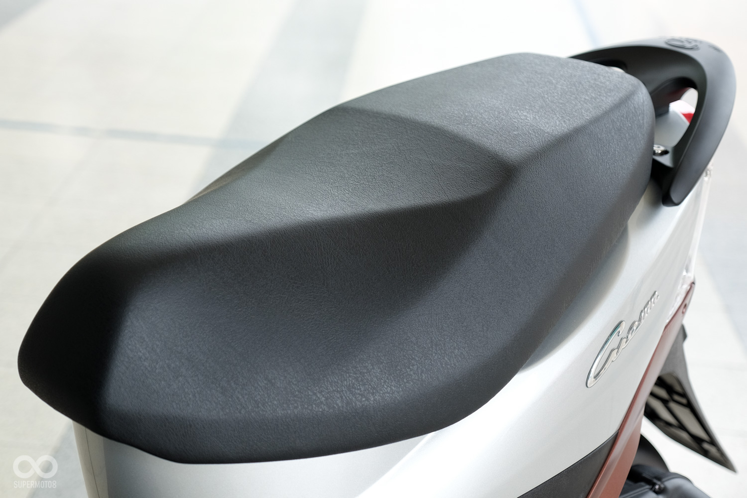 前後座有段差設計,發泡綿設定厚實,雙載也相當舒適