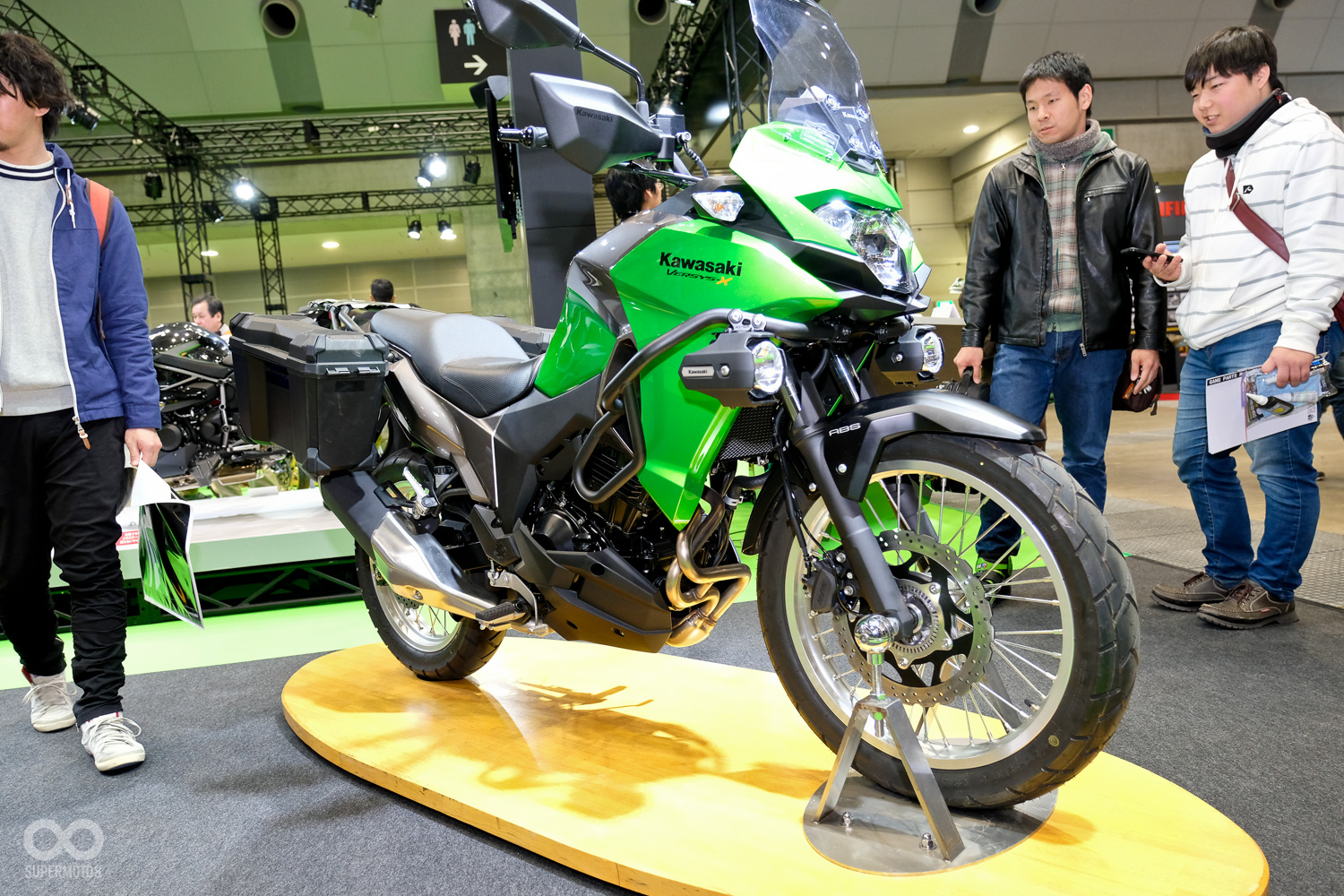 VERSYS-X 300 就佔掉展場四分之一的空間，現場將原廠樣式與精裝版本一同展示。或許在歐美市場會質疑此車的可看性，但現場確實吸引許多日本民眾爭相試跨，也看出市場需求造就的巨大差異。