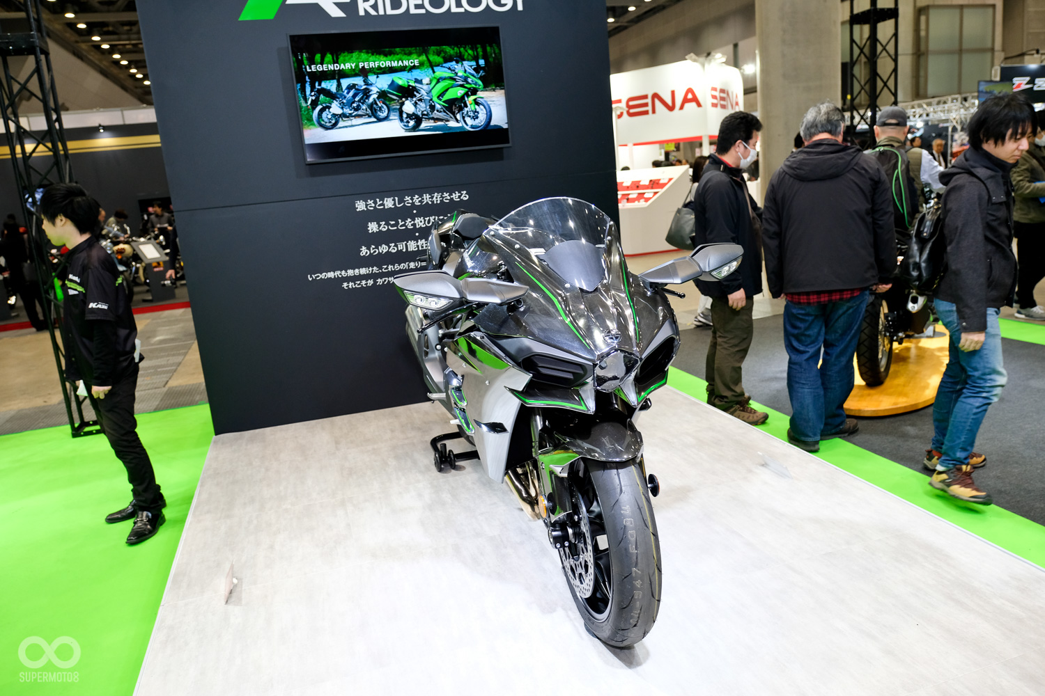 雖然性能車在日本一直不是重點，但場內還是將當家最強戰將H2R展示於其中