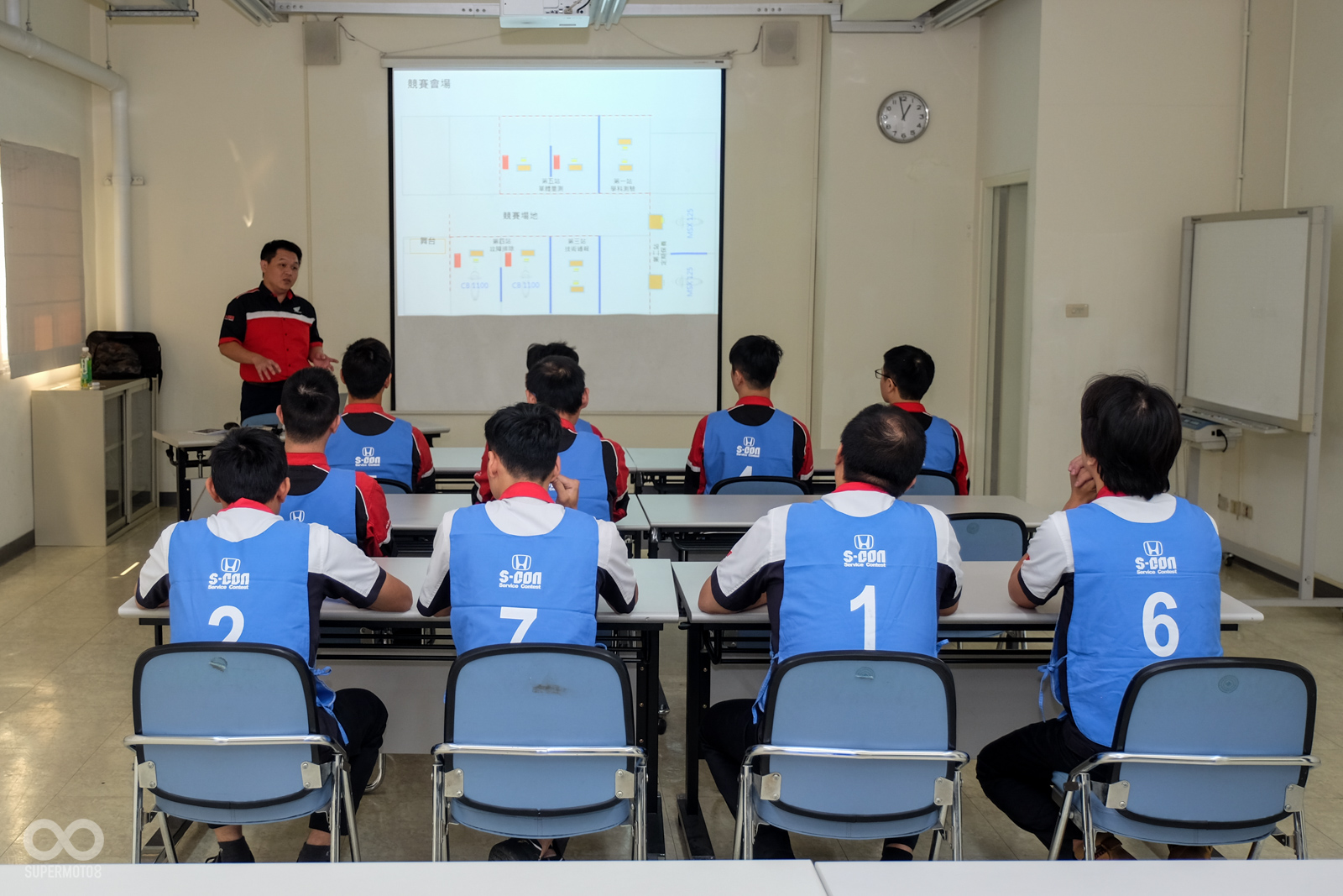 賽前主辦單位準備了簡報告知當天的比賽項目,許多檢測題目都是受測者到現場才公布