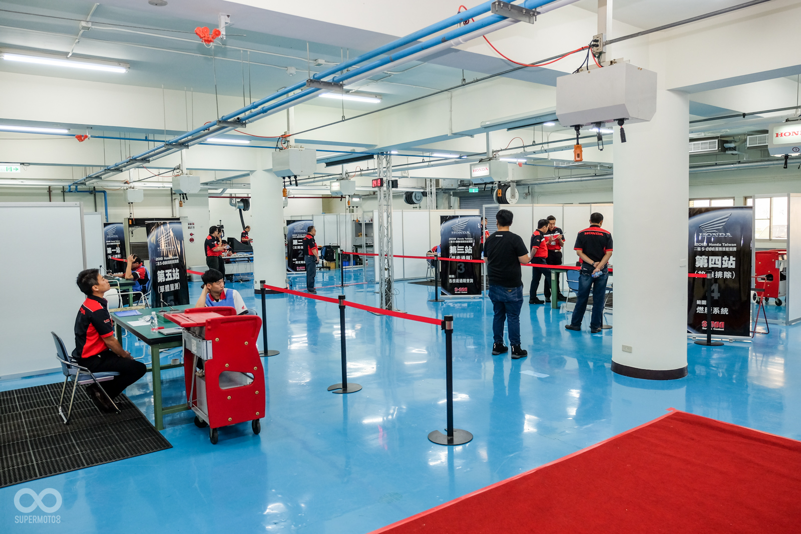 活動場地相當明亮,設有室內空調與車輛排廢系統讓選手可以在舒適的環境下比賽