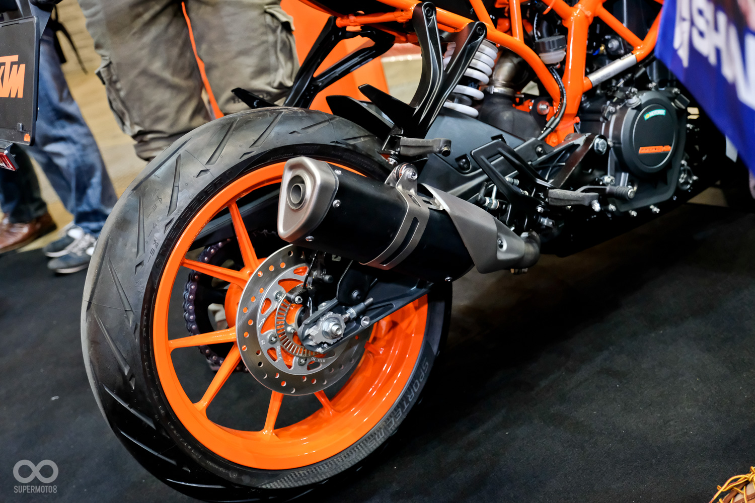 位符合歐盟法規，新一代的RC390取消了底排設計，改為標準的側排配置