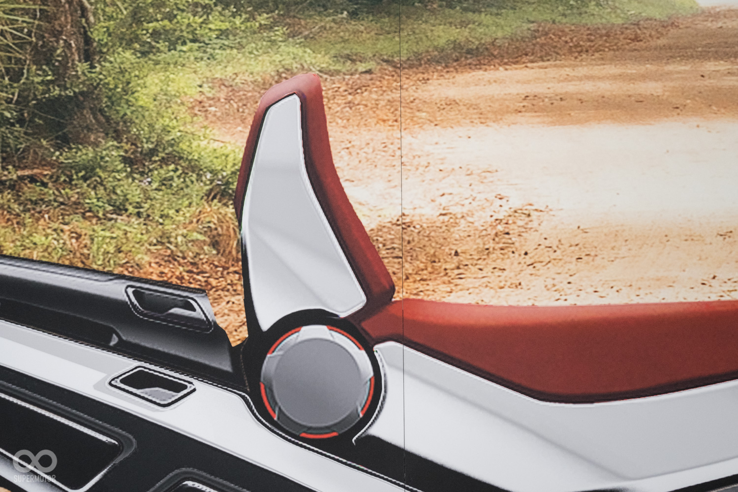 坐墊設計有大幅度變更,加入了類似HONDA NM4的椅背設計,坐墊的深度也略為增加,明顯是為了提升舒適性