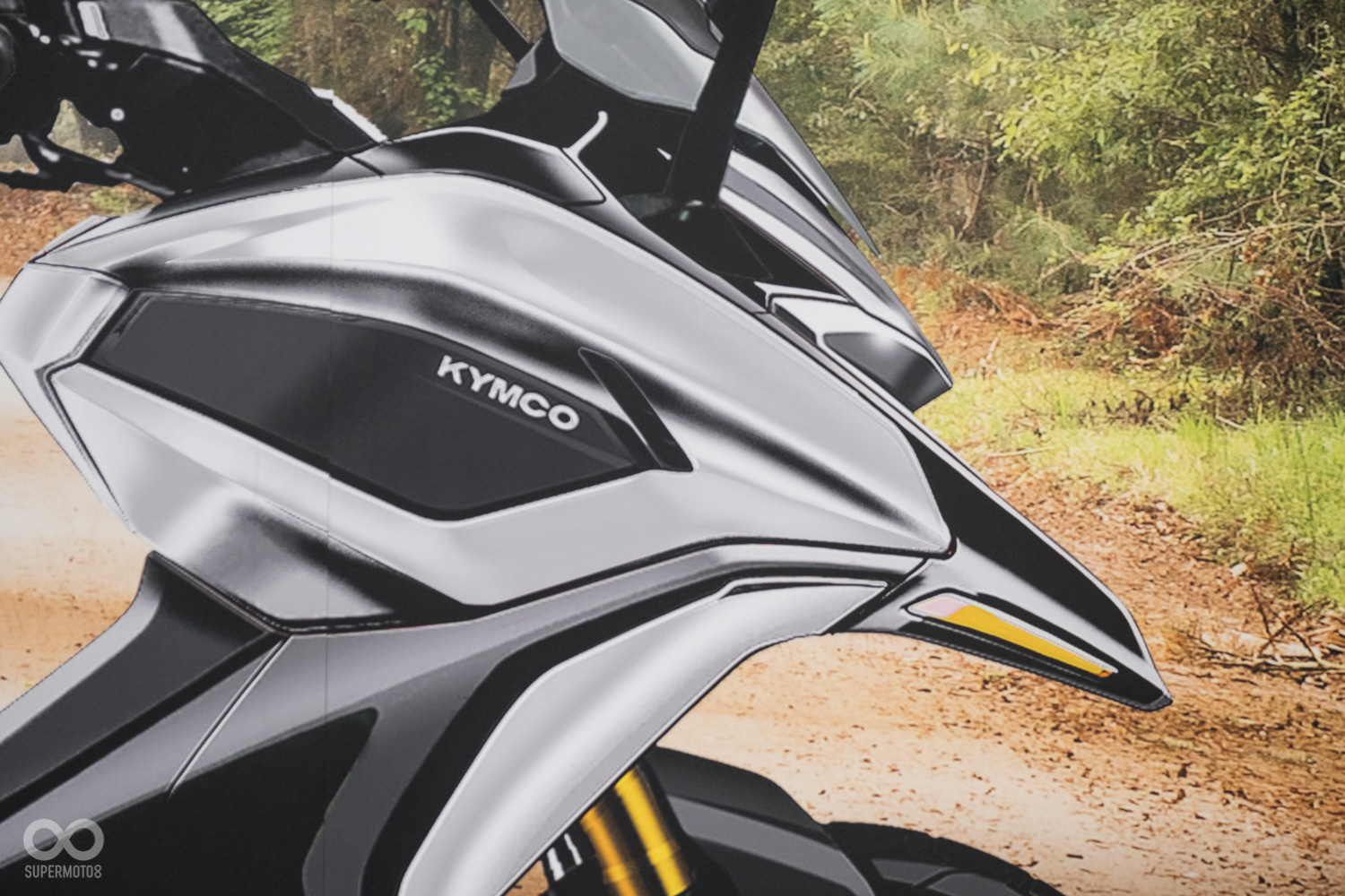 前面板部分向上拉高,並且加入越野車常見的鳥嘴設計