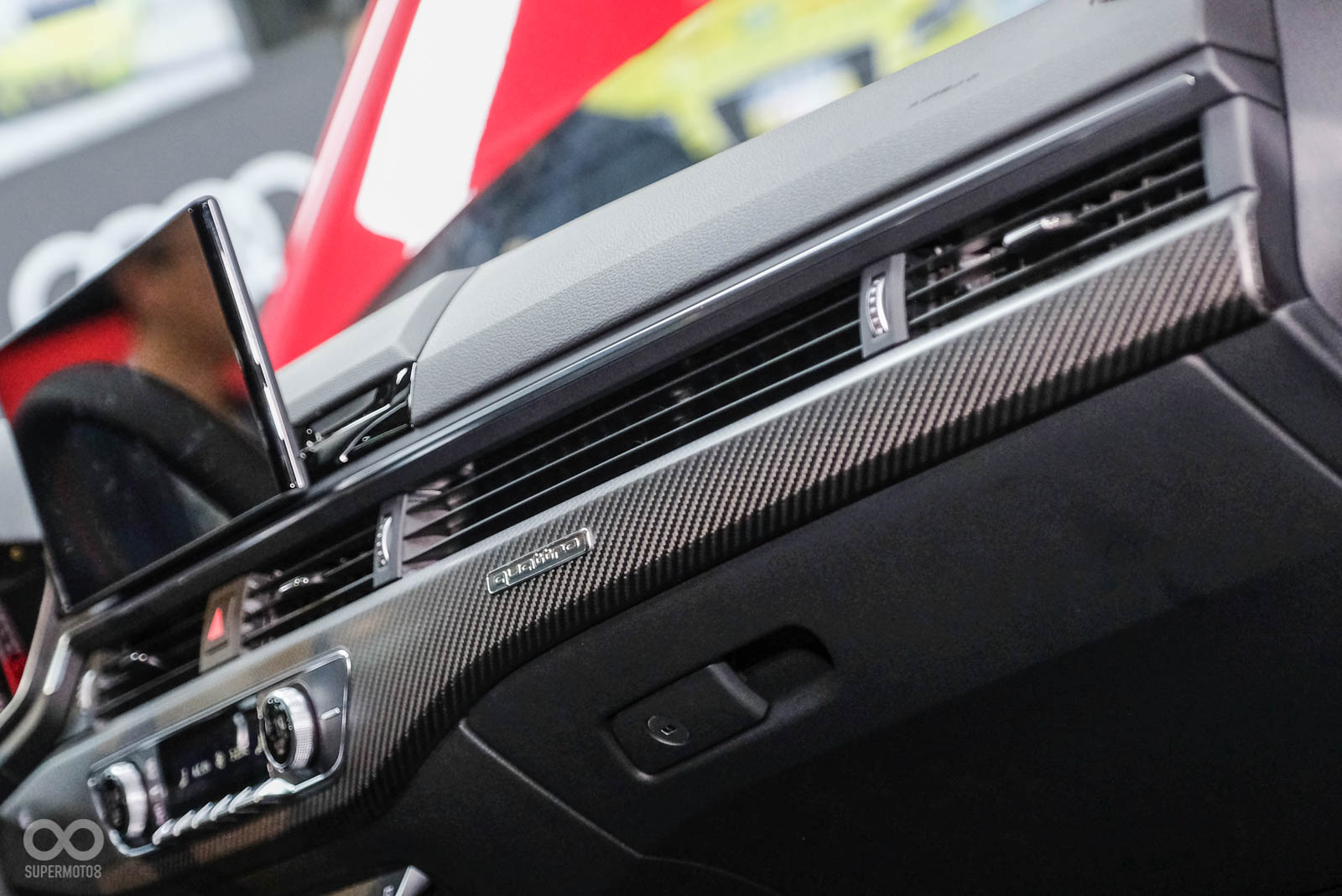 座艙大量的碳纖維與專屬RS數位虛擬座艙,是Audi RS 4 Avant 一大亮點