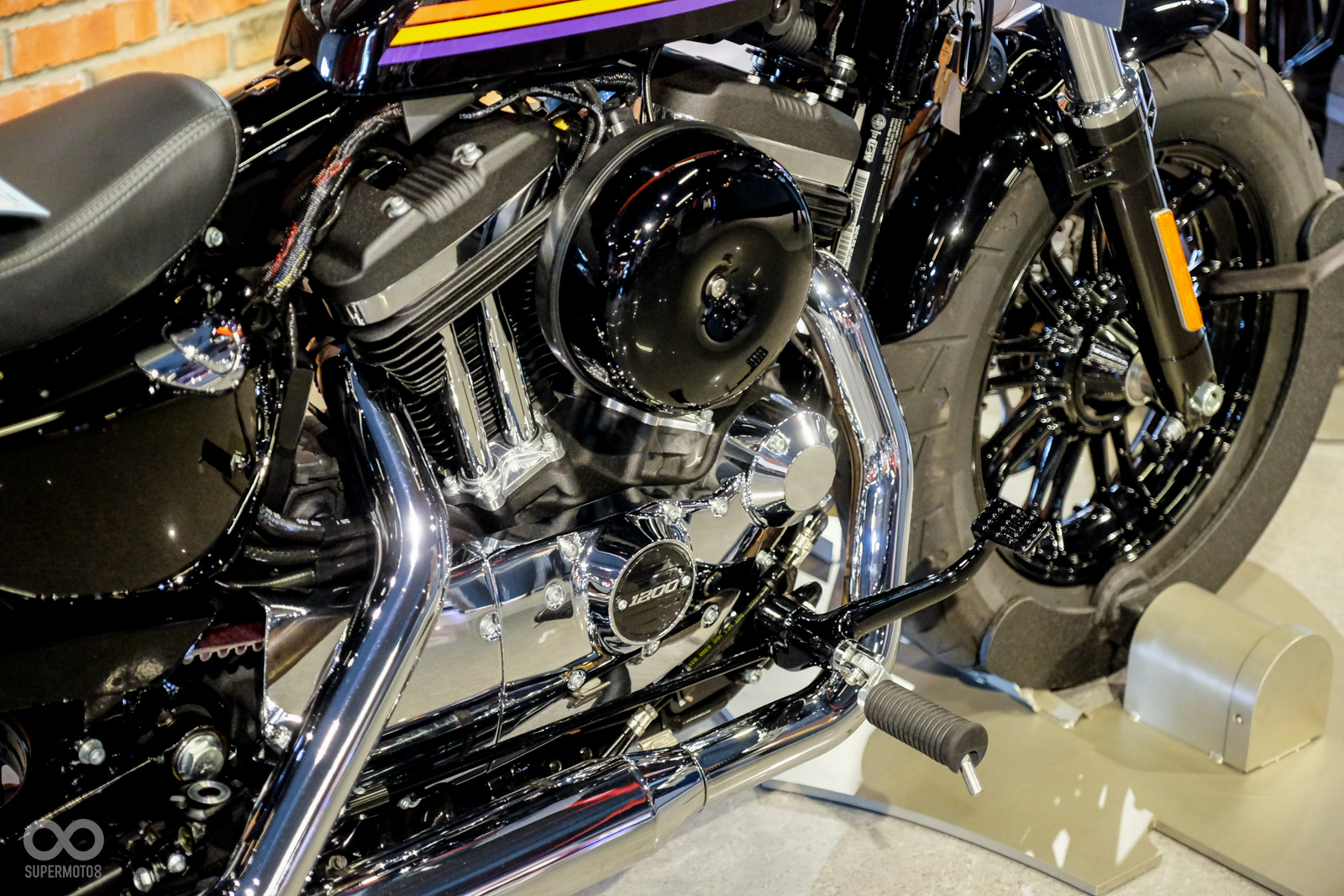 FORTY-EIGHT SPECIAL擁有高聳的手把與鍍鉻引擎case