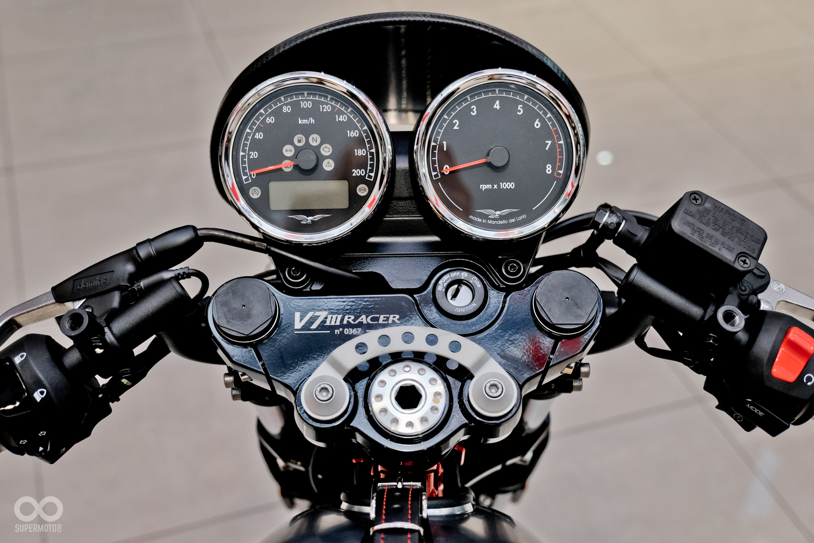 為符合Cafe Racer的風格把手降到了三角台之下,儀表也換成了經典的雙環圓表