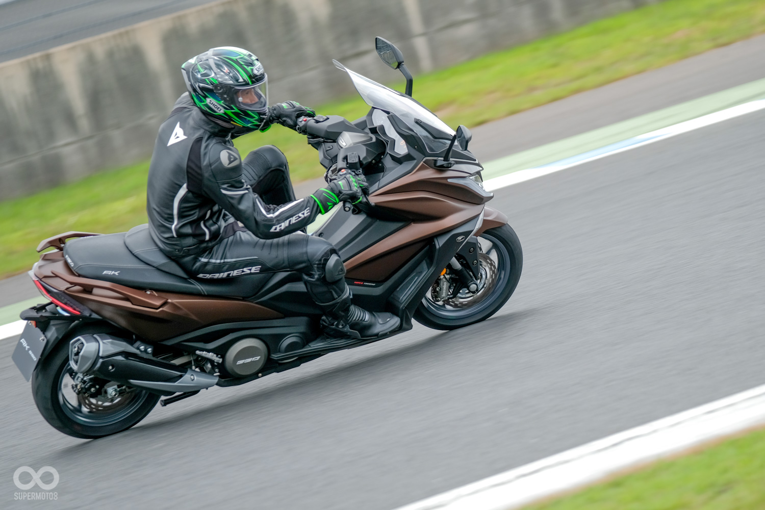 柯勝峯 董事長也親自下場試乘,體驗自家產品在賽道上的動態表現