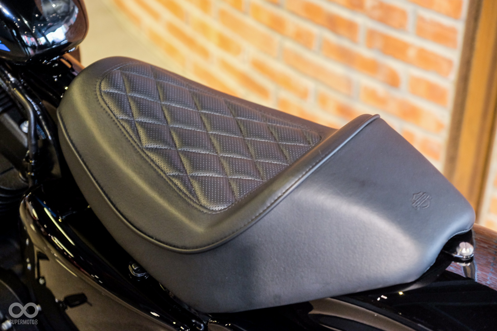 Sportster IRON 883則有經典油箱塗裝與座椅