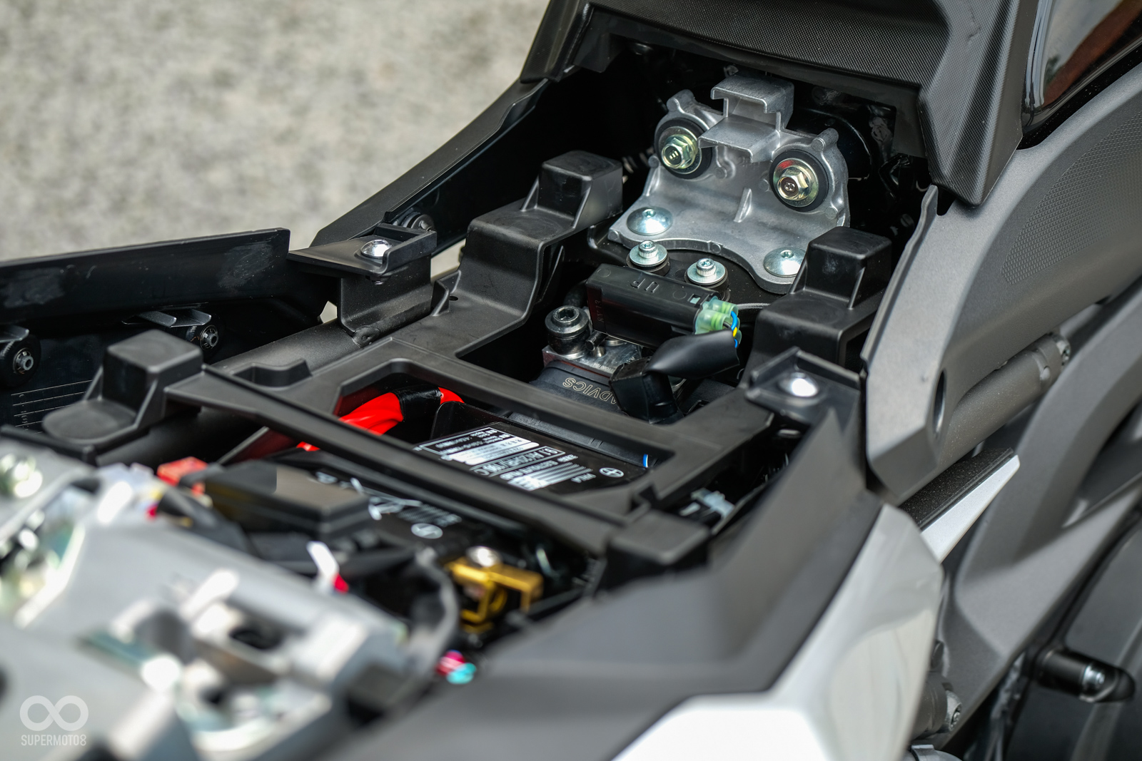 多功能車款的座高確實令許多車主卻步，Tracer 900 GT也能透過原廠的坐墊設定，調整座高高度，此外台灣山葉也有引進低坐坐墊，來更近一步降低車輛座高