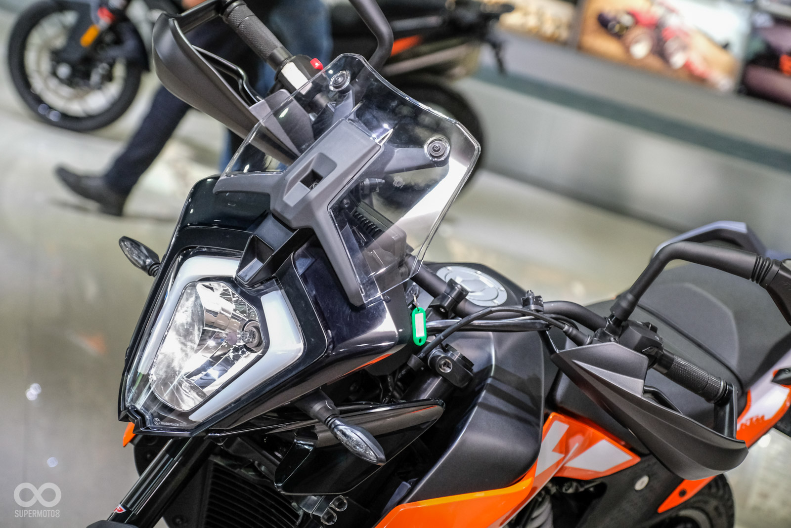 KTM 250 ADVENTURE外型風格與390略有不同