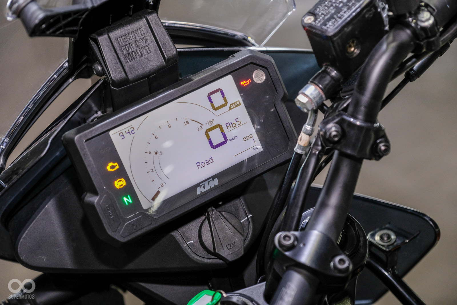 單色儀表辨識度不錯，而且面積超大