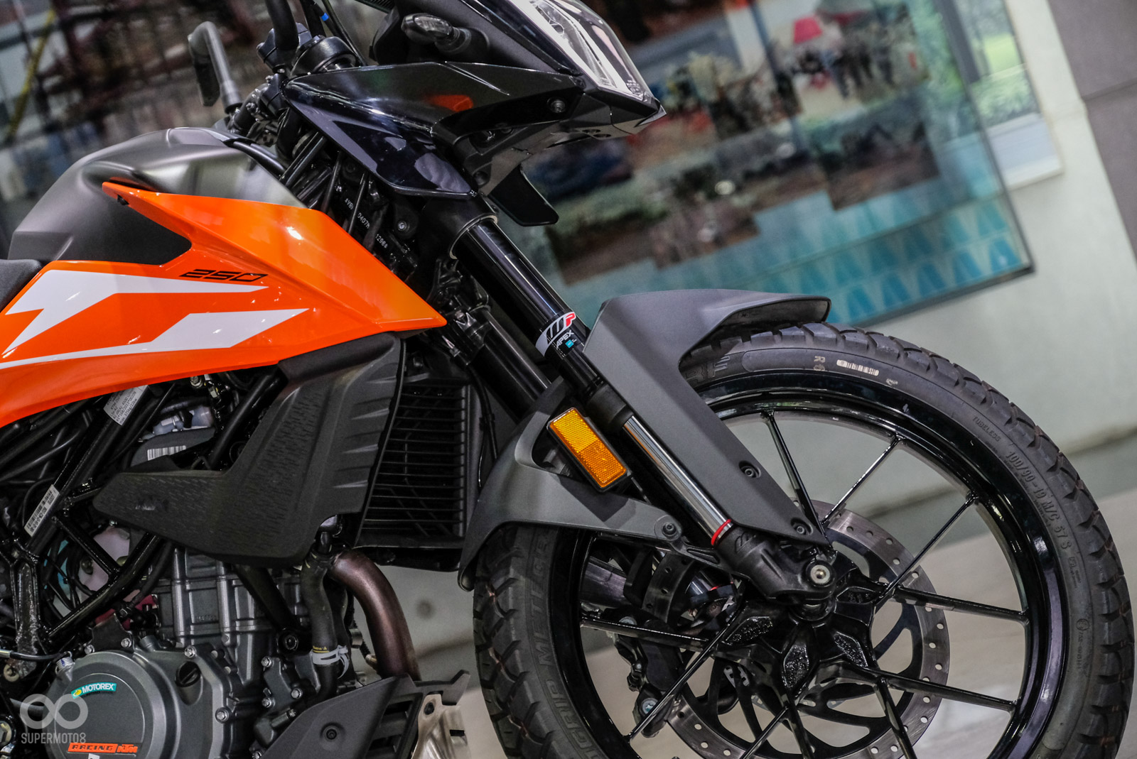 前避震使用43mm倒叉，搭配前輻射卡鉗